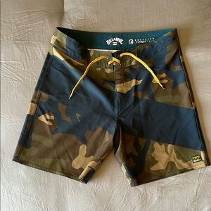 Billabong Youth Camo Board Shorts Size 25